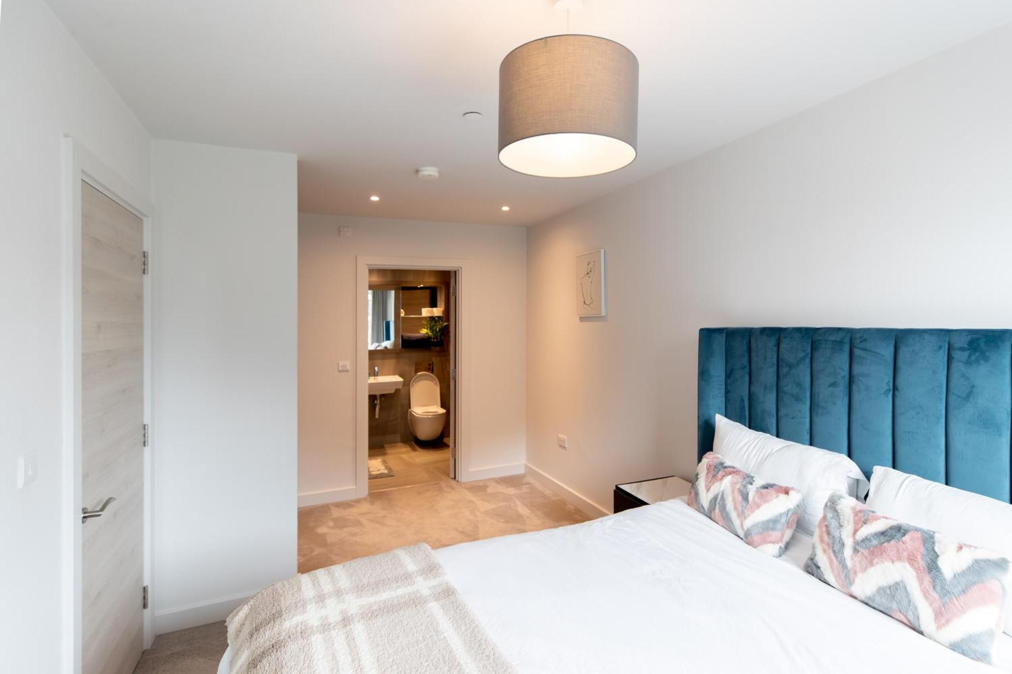Modern 2 Bedroom City Centre W Balcony Apartment *